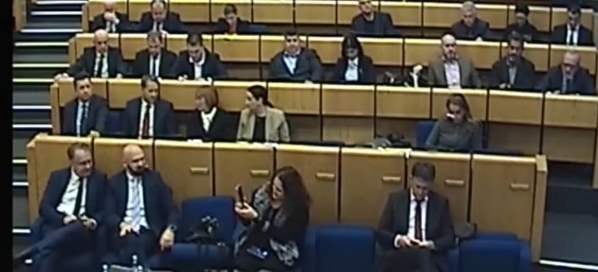 Ramo Isak tražio od Jasne Duraković da ga slika sa Nikšićem - slika 1