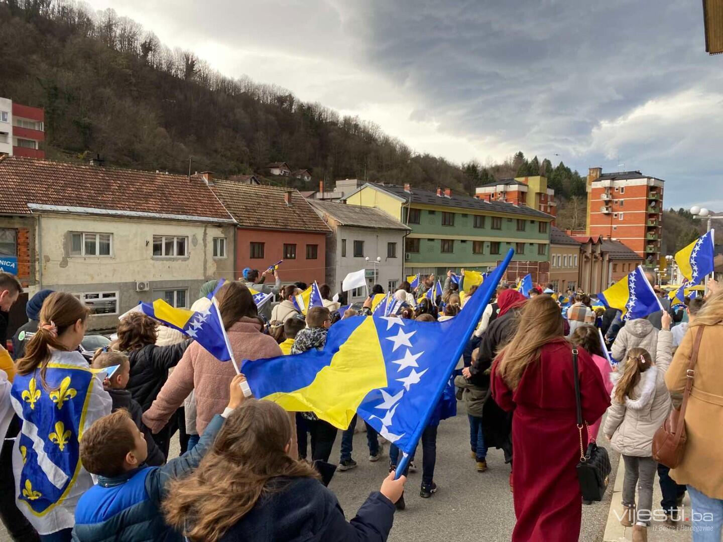 Srebrenica: Defileom kroz grad obilježen Dan državnosti BiH - slika 1