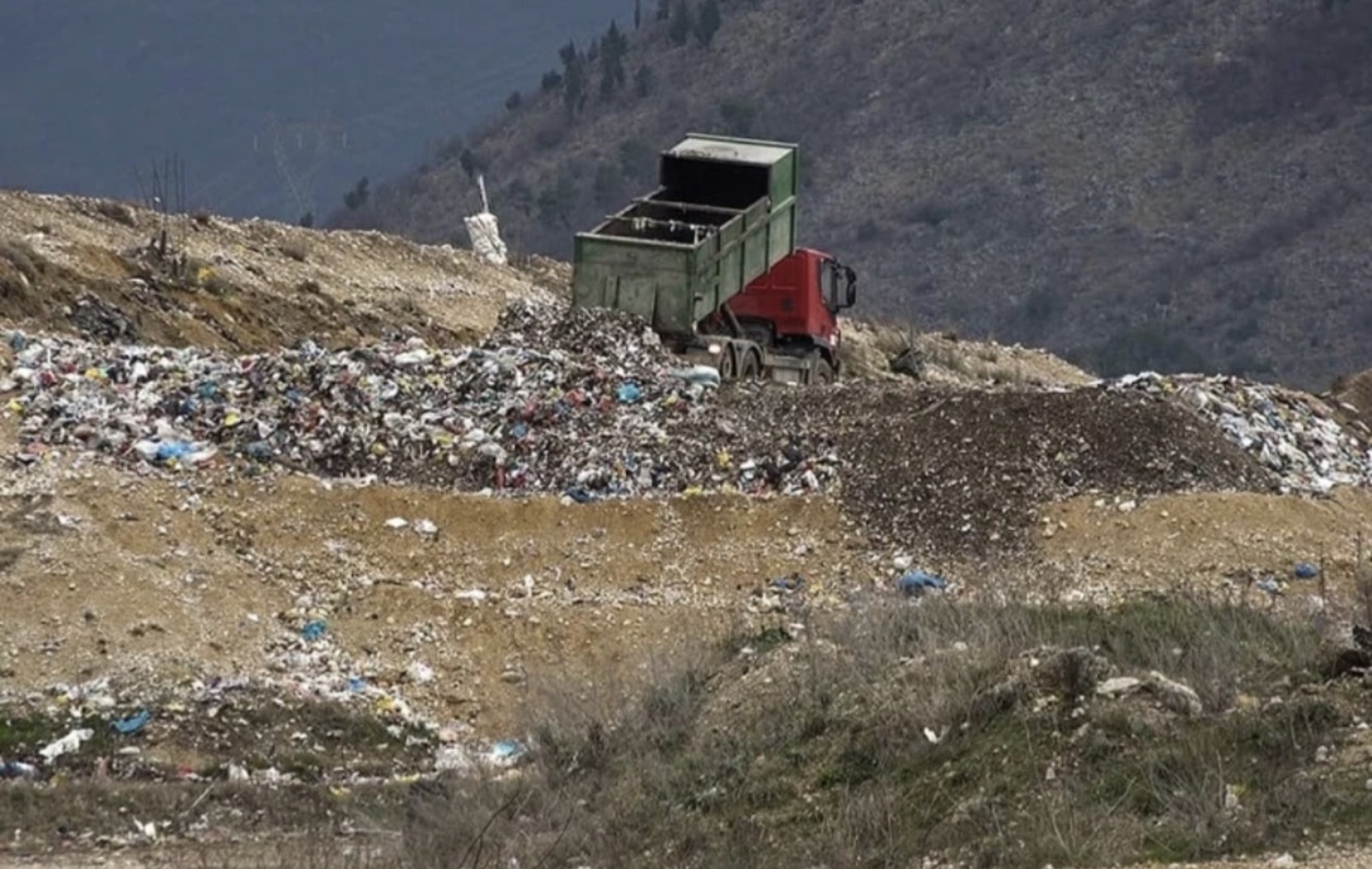 Uprkos zabrani, Uborak radi ponovo, deponija truje Mostar - slika 1