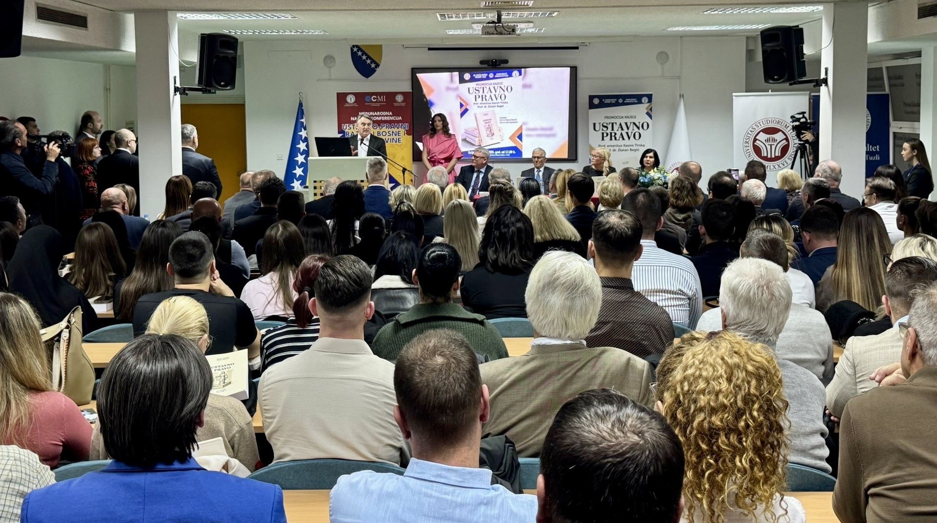 Komšić na promociji udžbenika „Ustavno pravo“ u Tuzli - slika 4