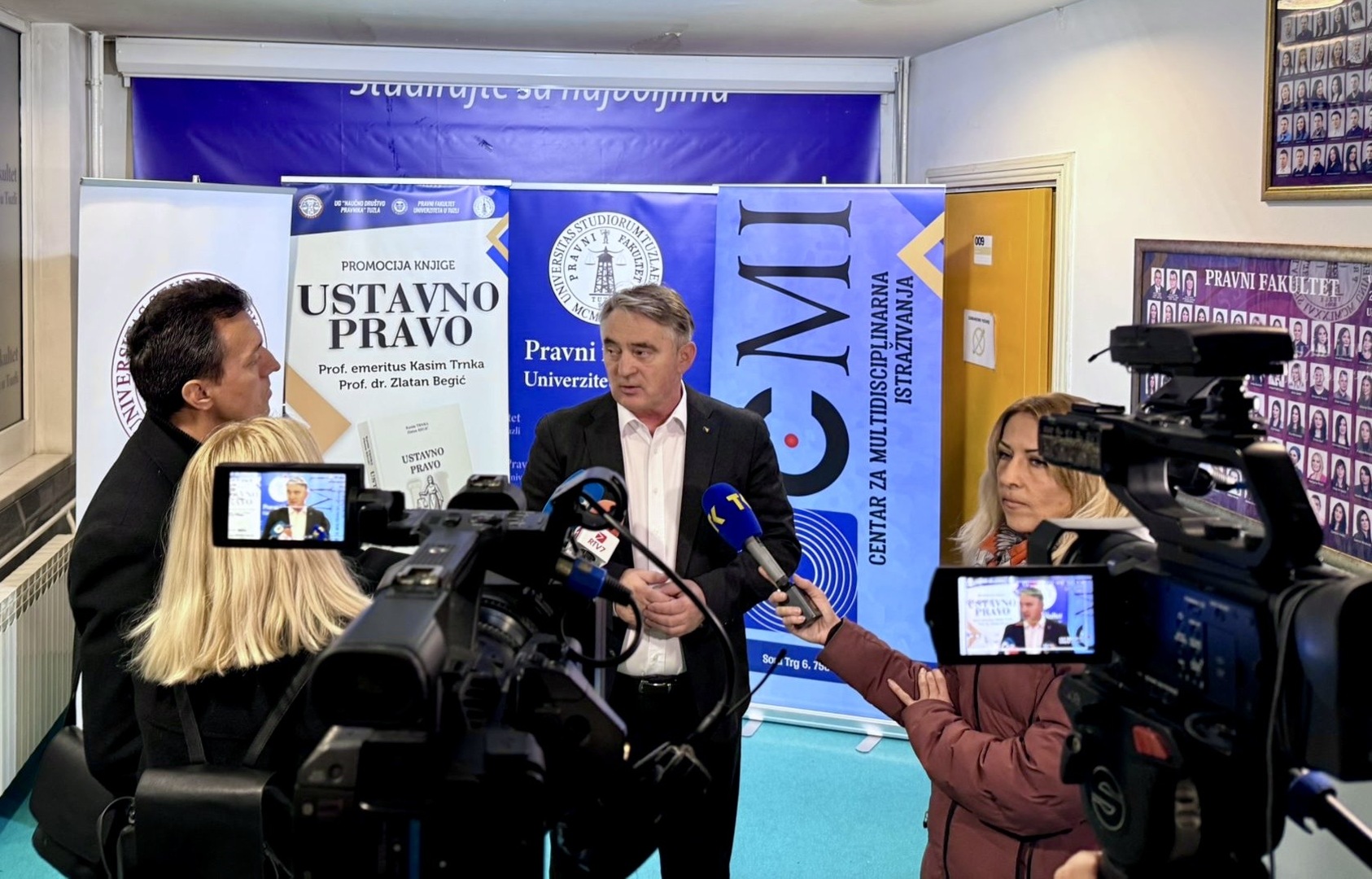 Komšić na promociji udžbenika „Ustavno pravo“ u Tuzli - slika 2