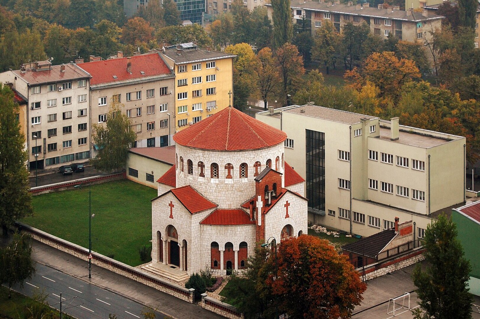 Sanirana ulica u Novom Sarajevu. Građani parkirali u krugu crkve - slika 1