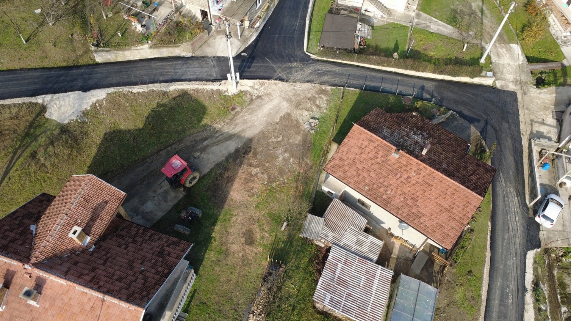 Saniran i asfaltiran dio ceste u naselju Kahrimani, MZ Topčić Polje - slika 3
