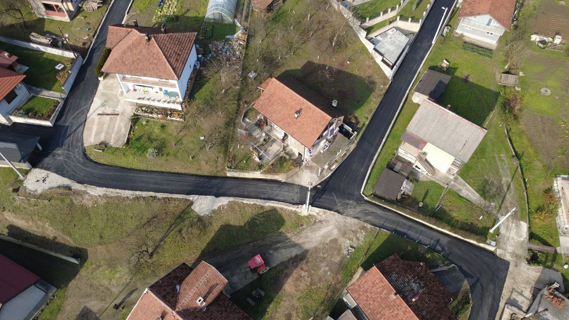 Saniran i asfaltiran dio ceste u naselju Kahrimani, MZ Topčić Polje - slika 2