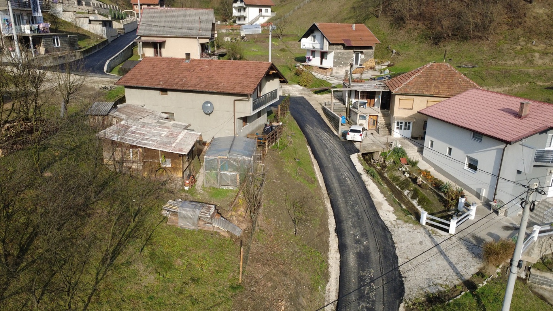 Saniran i asfaltiran dio ceste u naselju Kahrimani, MZ Topčić Polje - slika 4