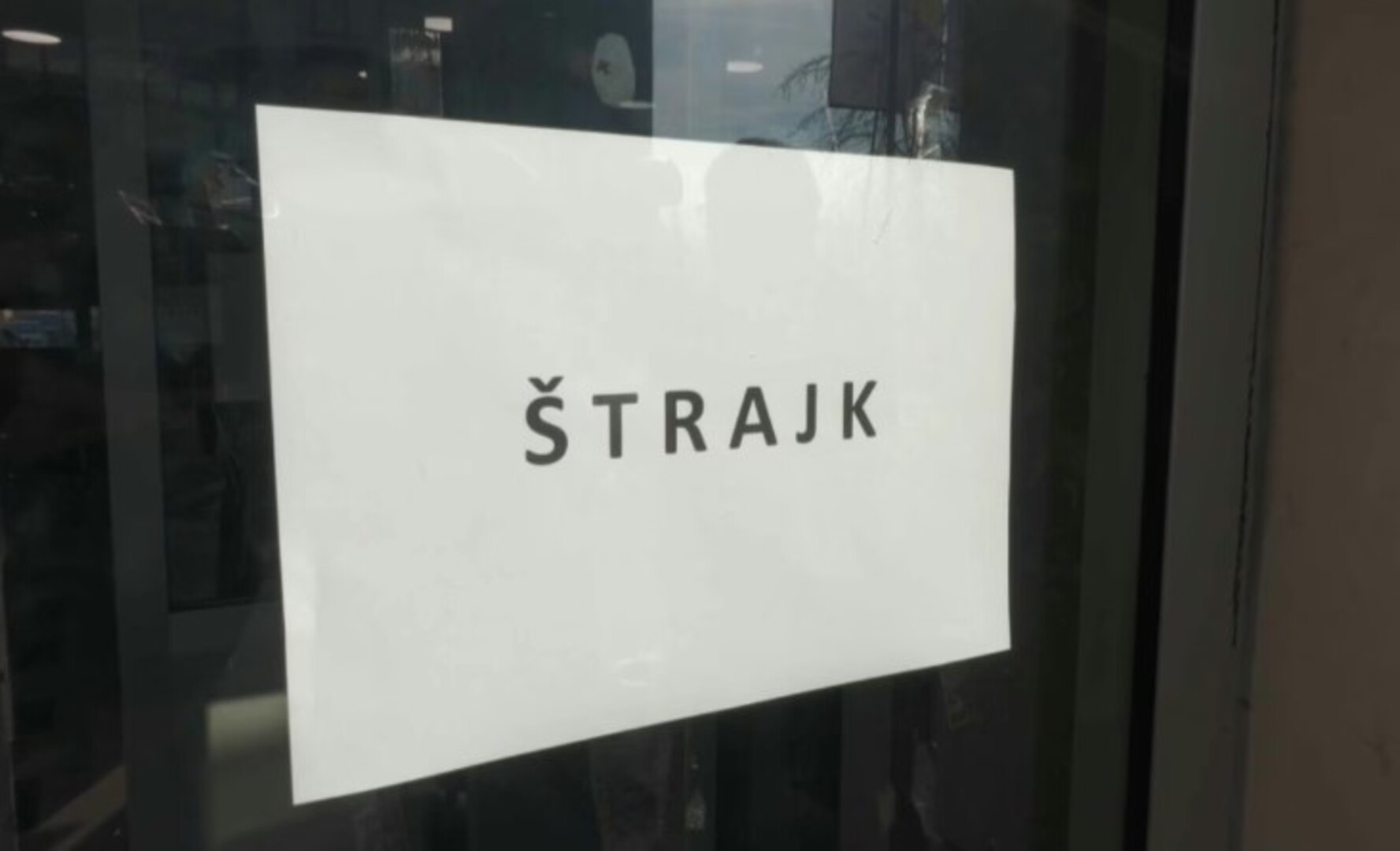 Administrativno osoblje traži veće plate i bolje uslove, Vlada odbija priznati sindikat - slika 1