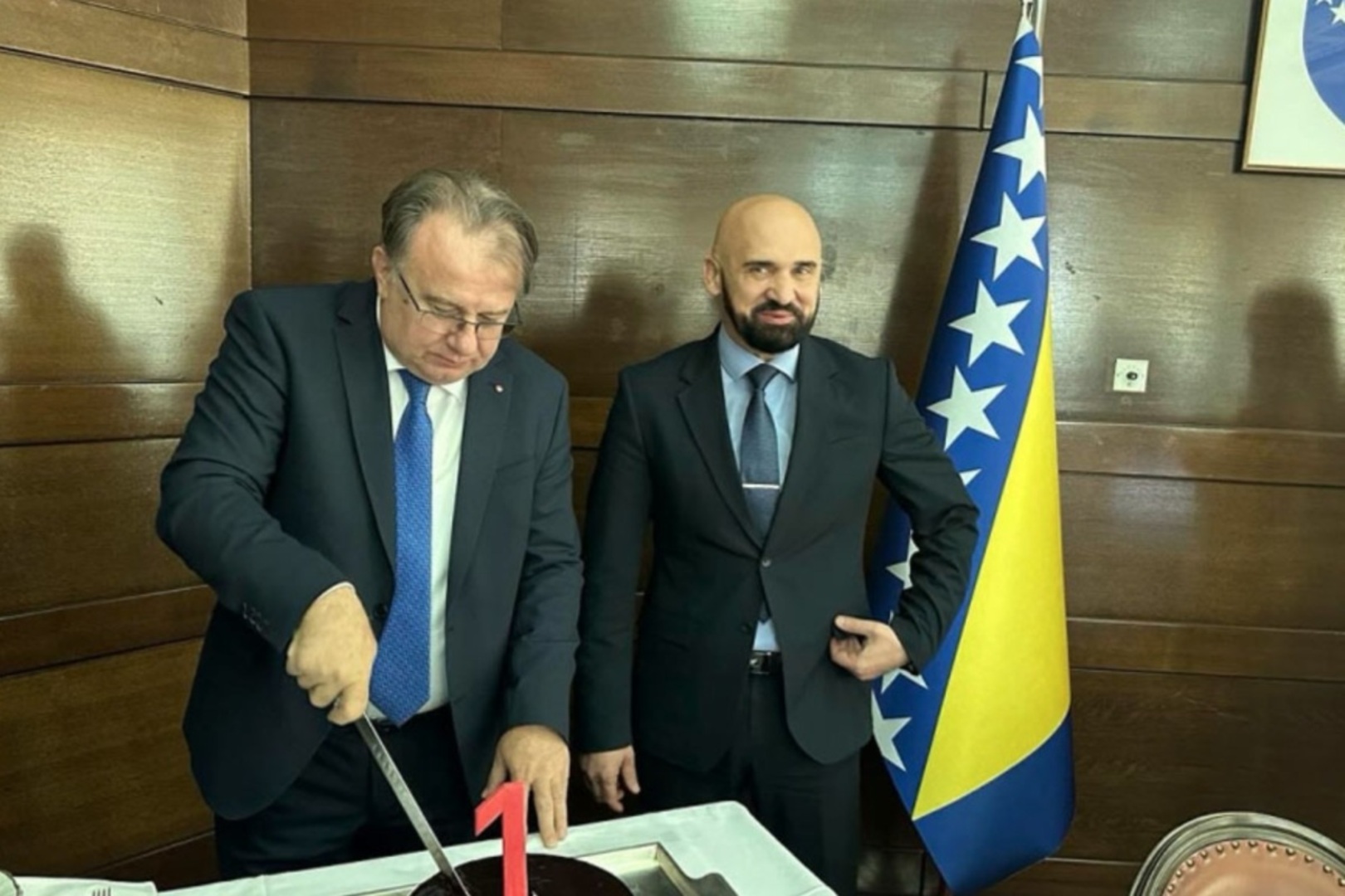 Od oca sinu: Nermin Nikšić potpisao skandaloznu odluku - slika 1