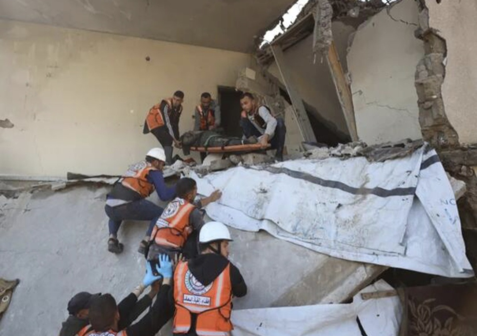Gaza: Ispod ruševina izvučeno 30 tijela jedne palestinske porodice - slika 1