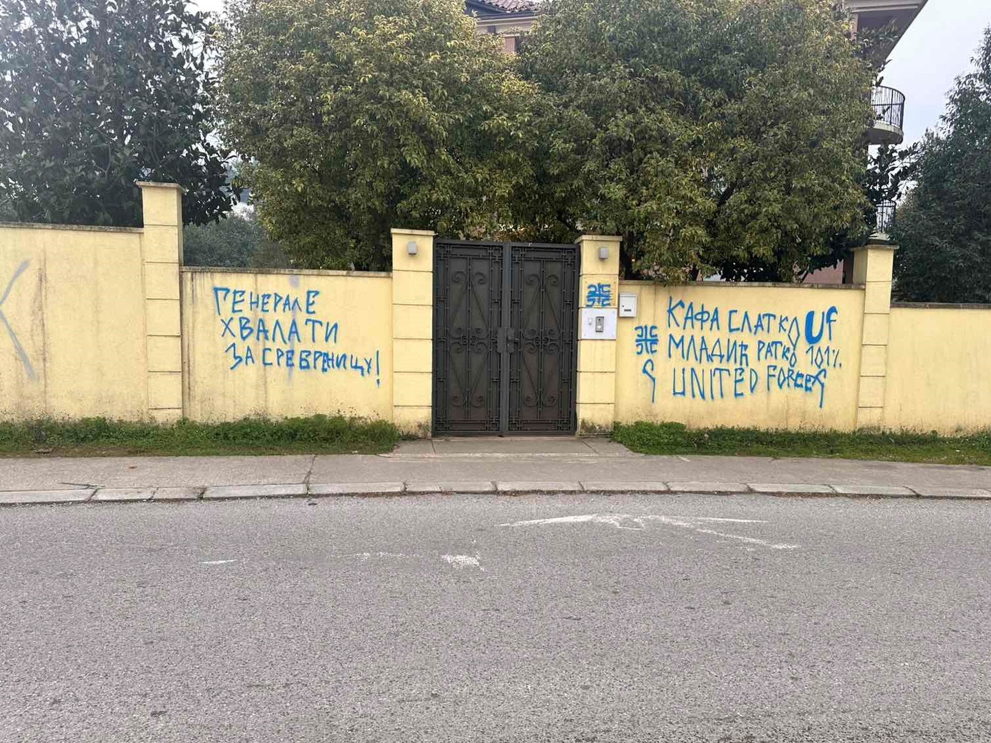 Uhapšen maloljetnik zbog grafita veličanja zločinca Mladića na Ambasadi BiH u Podgorici - slika 1