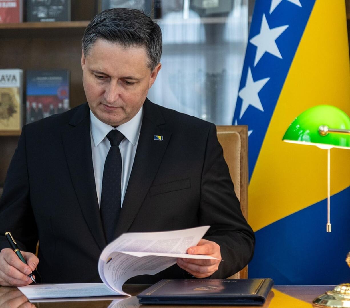 Od 50 godina života, Denis Bećirović je 32 na budžetu - slika 1
