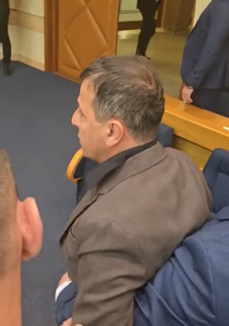 Stevandić izbacio Vukanovića iz sale: "Iznesite ga, psihijatrija je blizu" - slika 1