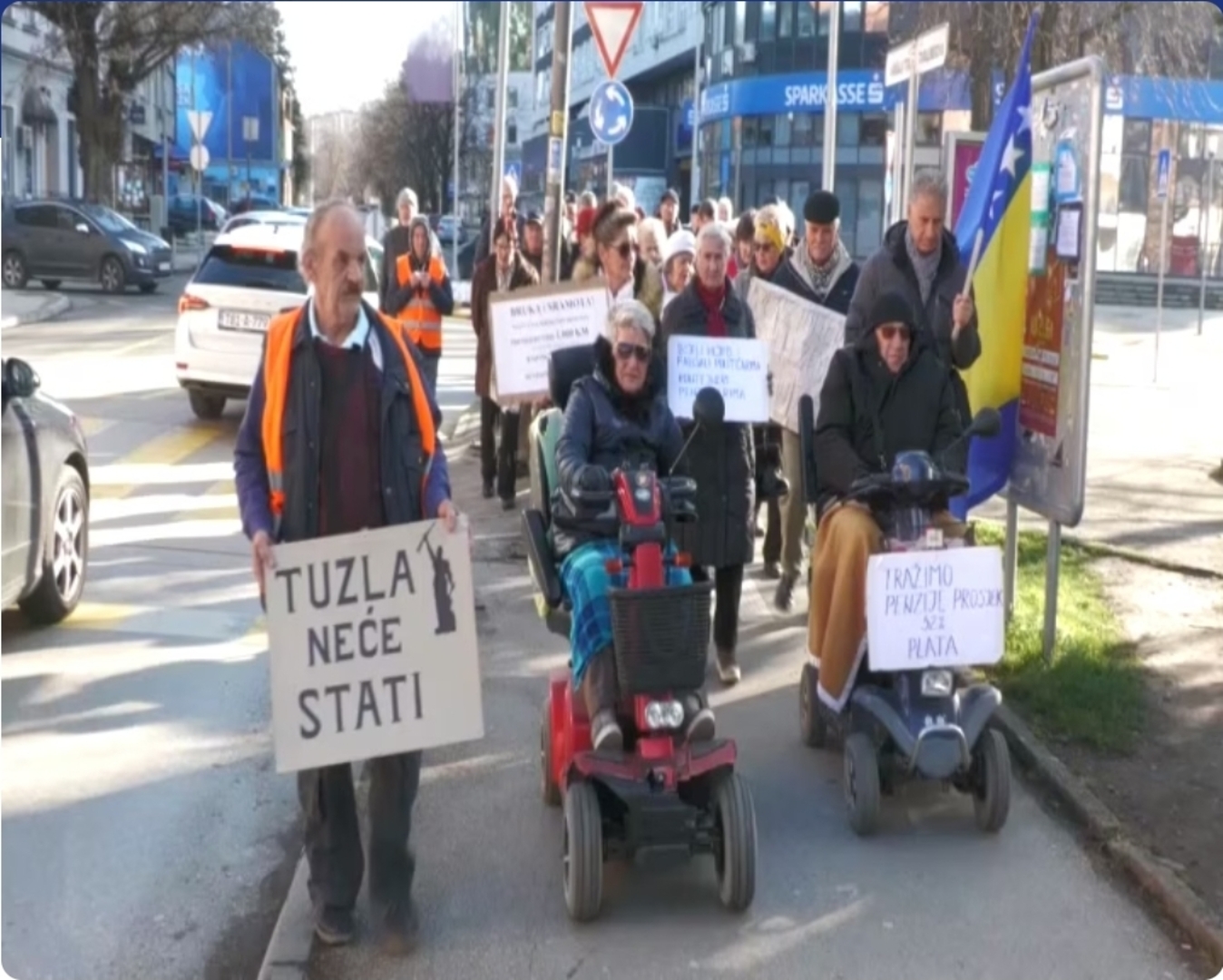 Računi, lijekovi i prazni novčanici: Penzioneri na ulicama Tuzle - slika 1