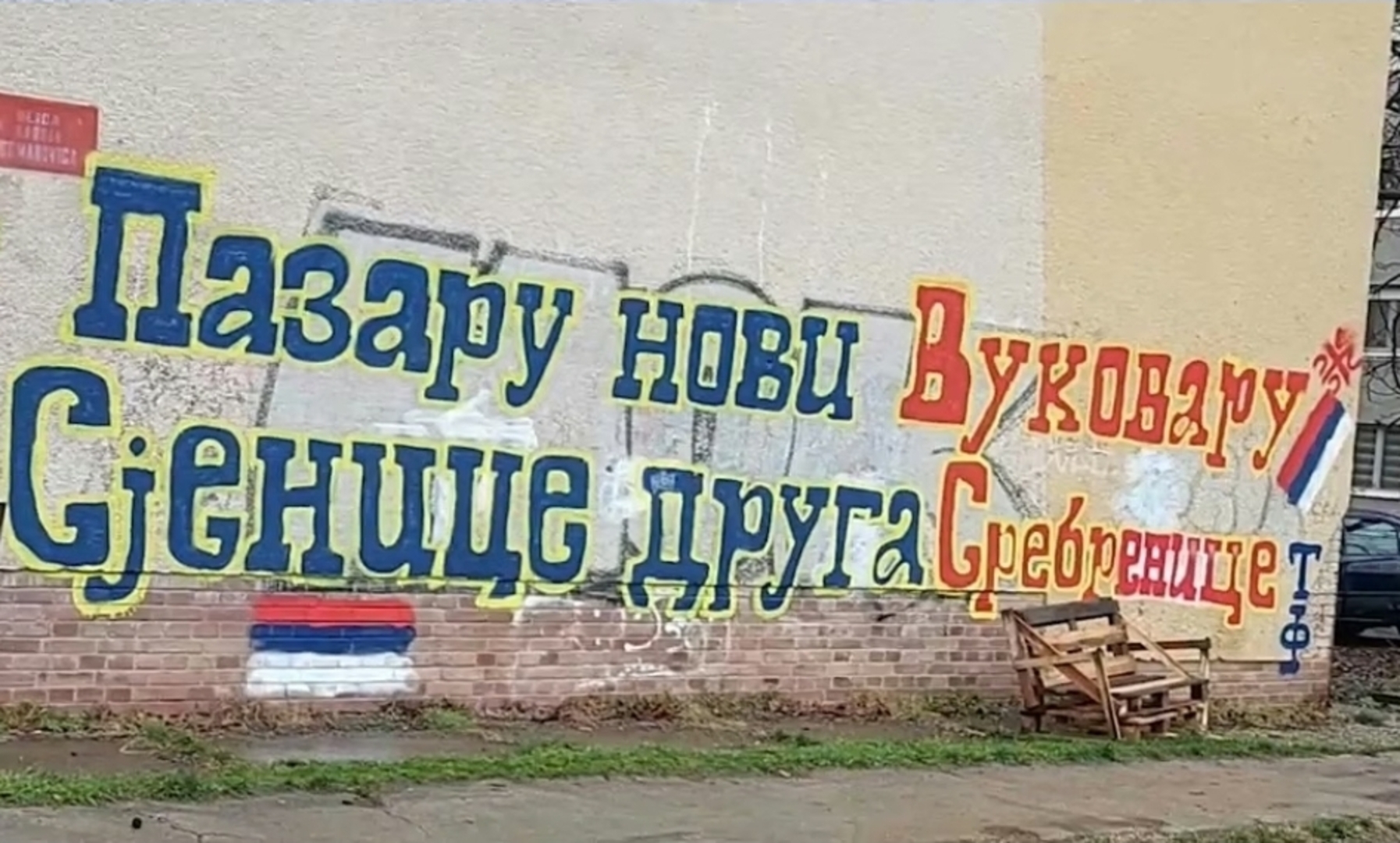 U Pančevu grafit "Pazaru novi Vukovaru, Sjenice druga Srebrenice" - slika 1