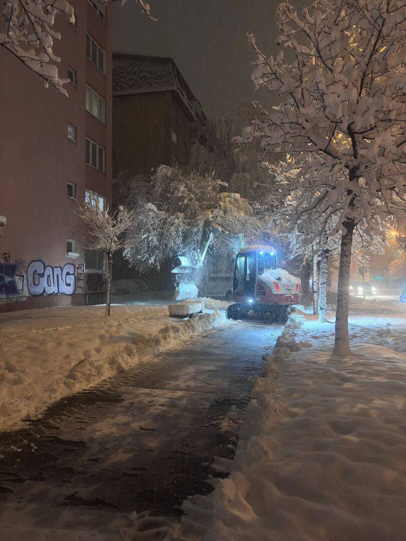 Snijeg paralizira Novo Sarajevo: Službe na terenu, apel građanima na oprez - slika 6