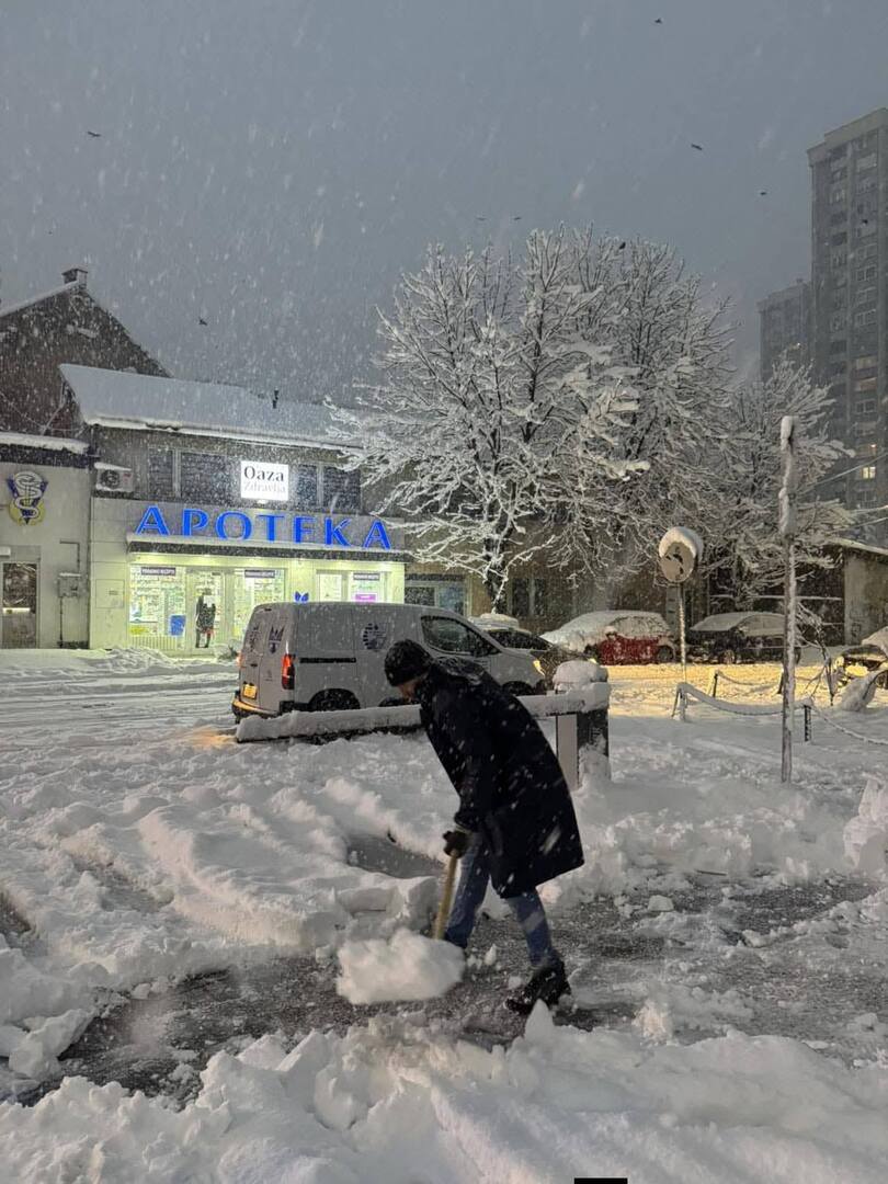 Snijeg paralizira Novo Sarajevo: Službe na terenu, apel građanima na oprez - slika 5
