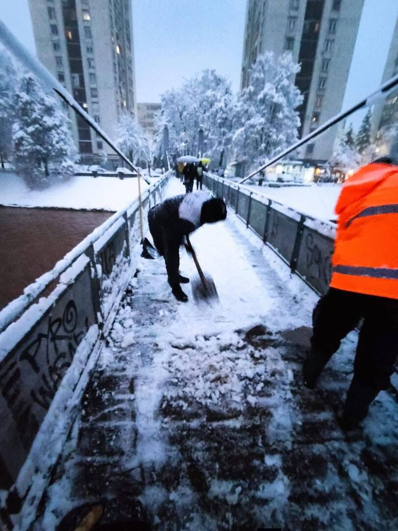 Snijeg paralizira Novo Sarajevo: Službe na terenu, apel građanima na oprez - slika 3