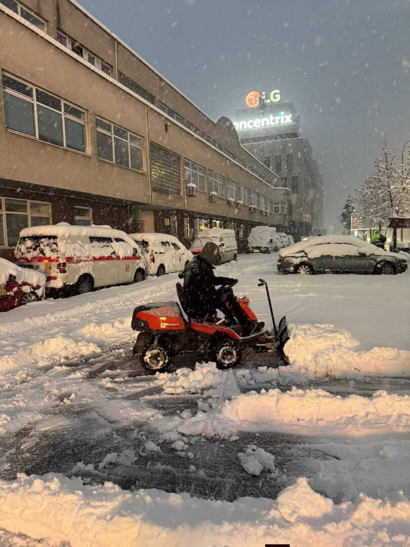 Snijeg paralizira Novo Sarajevo: Službe na terenu, apel građanima na oprez - slika 4