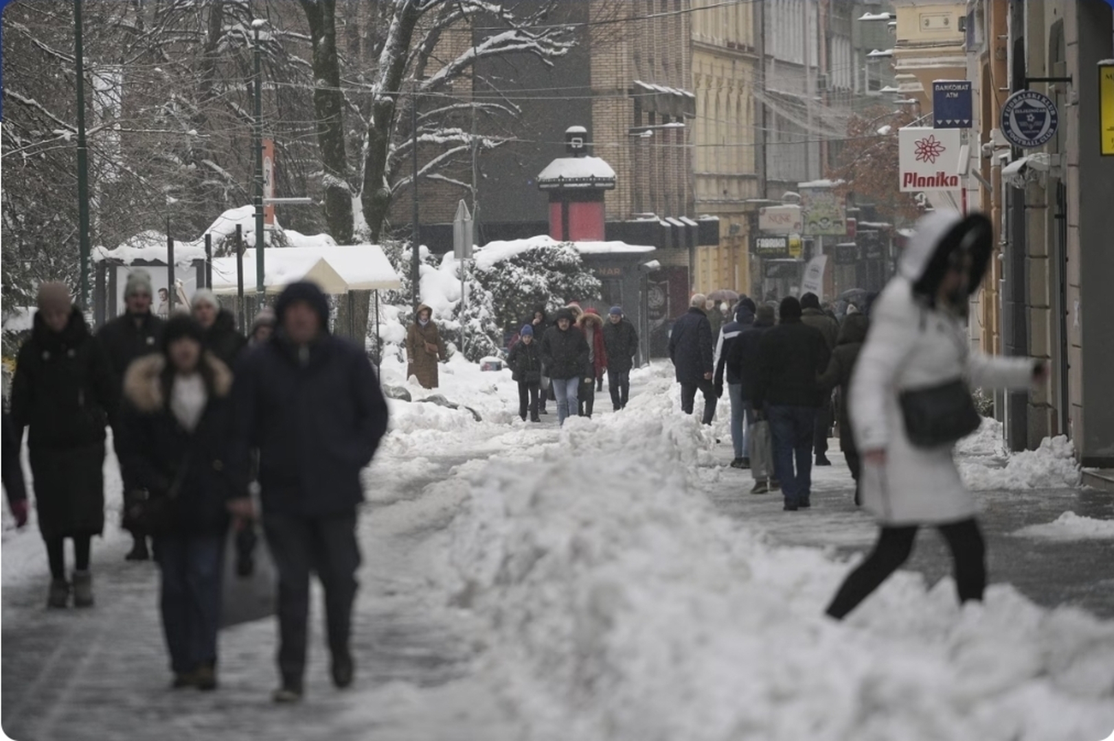 Građani se već peti dan kližu na ledu: Zašto je Sarajevo ponovo "iznenadio" snijeg? - slika 1