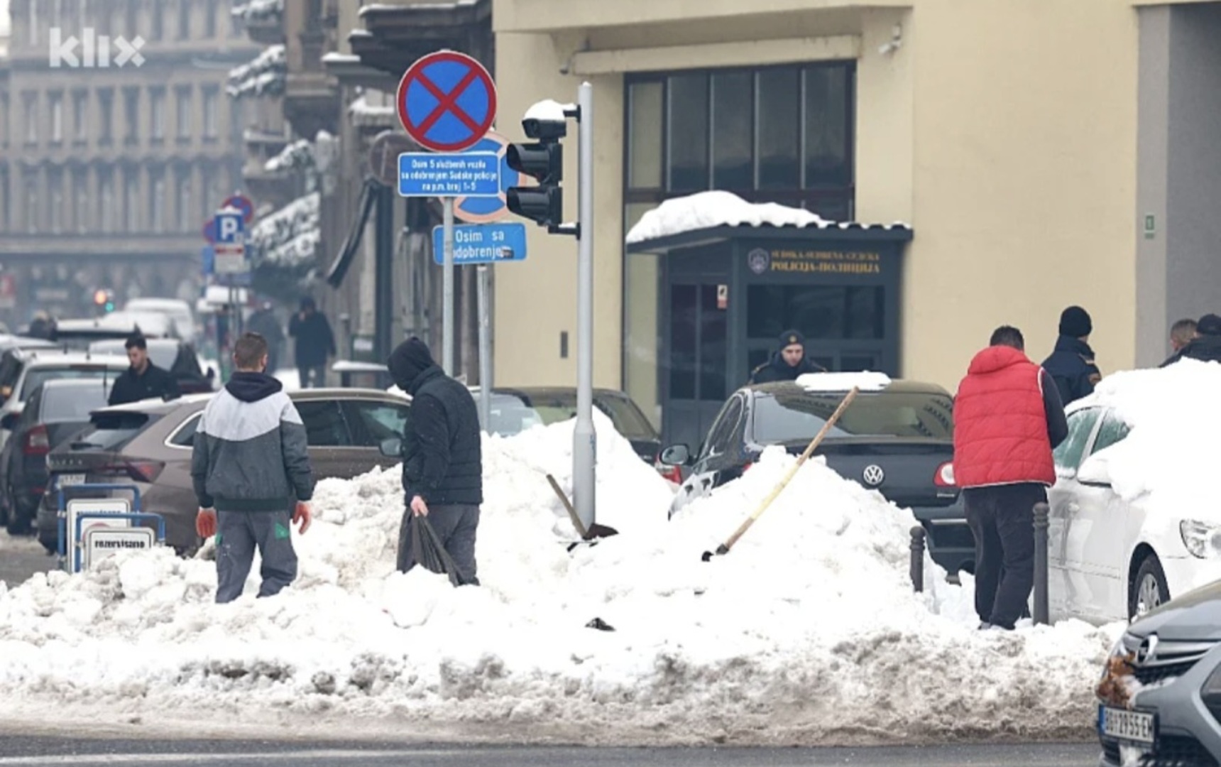 Pet osuđenika KPZ-a Sarajevo čisti snijeg ispred Vrhovnog suda FBiH - slika 1