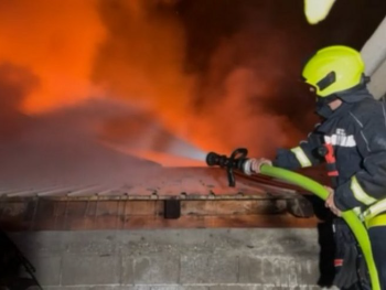 Požar na zgradi Specijalnog suda u Beogradu. Zapalio se krov