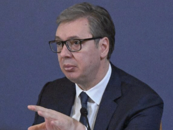 Vučić: Moramo da se malo sakrijemo ispod kamena dok ovo prođe