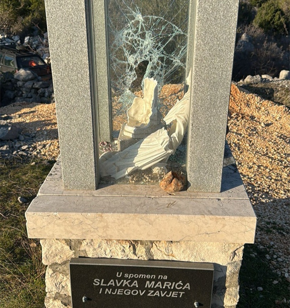 Oskrnavljen Gospin kip u Čapljini: Slomljen kip i razbijeno staklo spomenika - slika 1