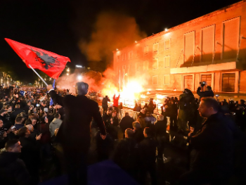 Haotični protesti u Tirani: Sukobi pred zgradom vlade