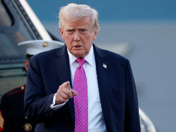 Trump poručio kako razmatra ograničeni vojni udar na Iran