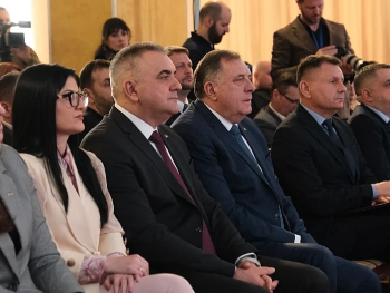 Dodik poručio Stanivukoviću da će "prije on izaći iz svoje zgrade nego mi iz naše"