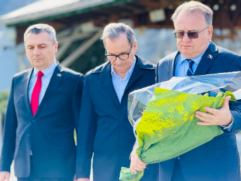 Delegacija Vlada Federacije BiH uoči Dana nezavisnosti odala počast žrtvama i potvrdila trajnu...