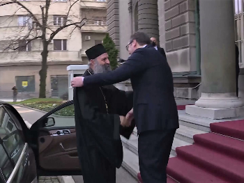 Porfirije "mete" čeličnom metlom: Vučićeve protivnike izbacuje iz crkve