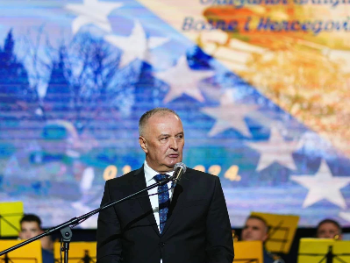 Helez: Nudim Dodiku da mu otkupim imanje u Laktašima. Neka ide u Srbiju