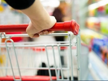 Praznici pune korpe, ali prazne džepove: Građani BiH troše više i sve češće na kredit