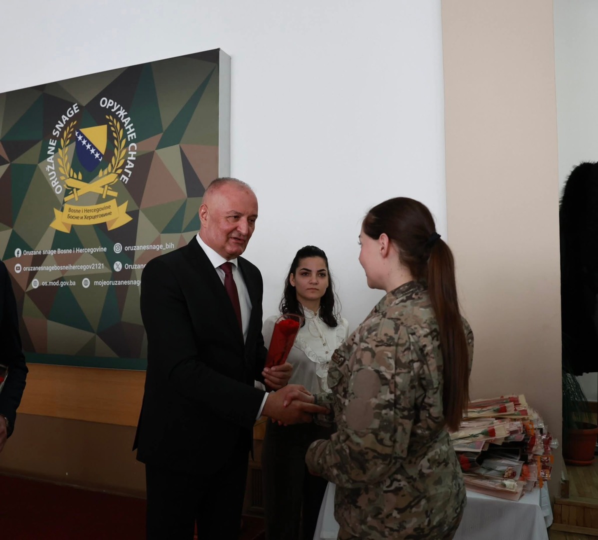 Helez podijelio ruže  - slika 4