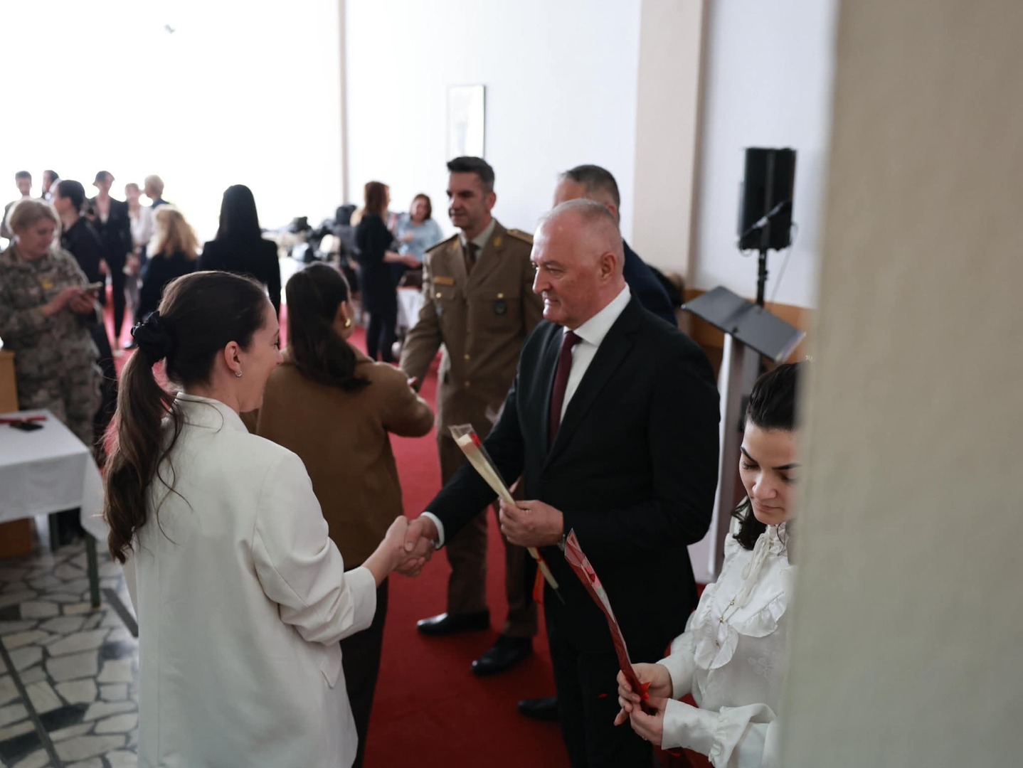 Helez podijelio ruže  - slika 3