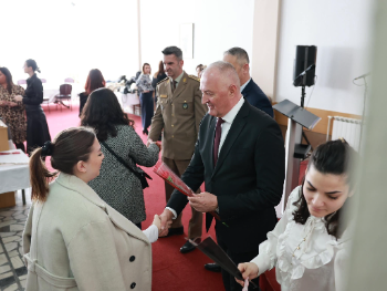 Helez podijelio ruže 