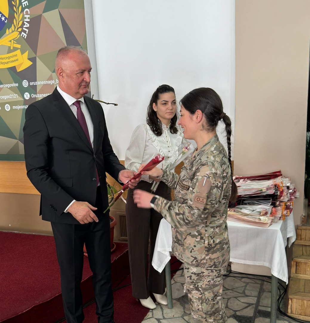 Helez podijelio ruže  - slika 5