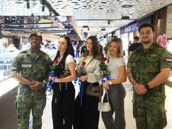 Vojnici EUFOR-a dijelili ruže ženama u Sarajevu