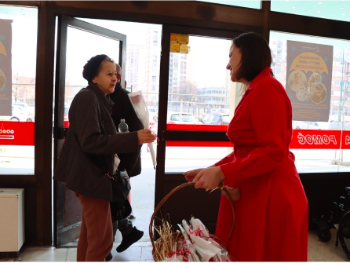 Benjamina Karić dijelila ruže radnicama u apotekama, pekarama, kafićima...