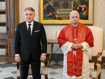 Predsjedništvo BiH u Vatikanu: Papa razgovarao samo s Komšićem!