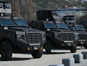 Specijalna vozila MUP-a KS izložena kod Vijećnice, snima se spot