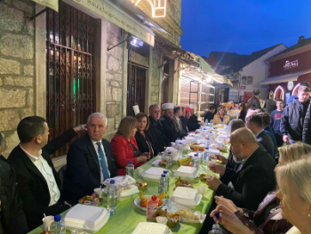 Snažna poruka mira i suživota iz srca Mostara: Organizovan zajednički iftar u staroj jezgri grada