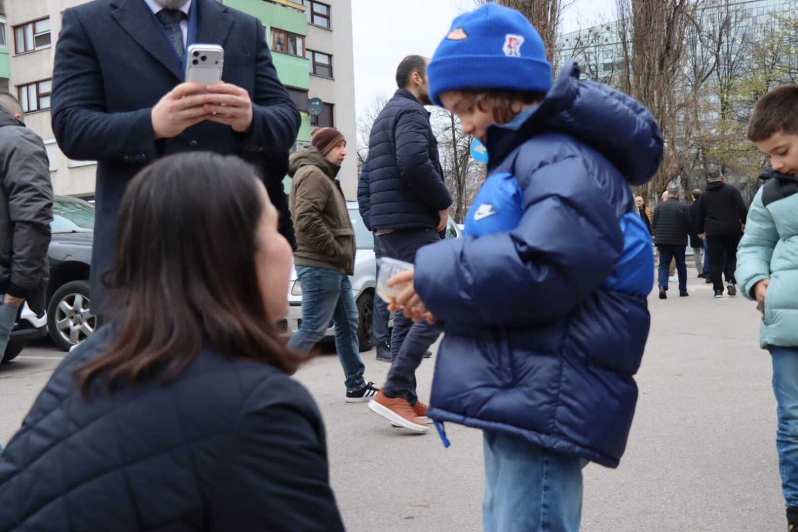 Načelnica Benjamina Karić počastila sugrađane bajramskim baklavama ispred džamije Grbavica II - slika 7