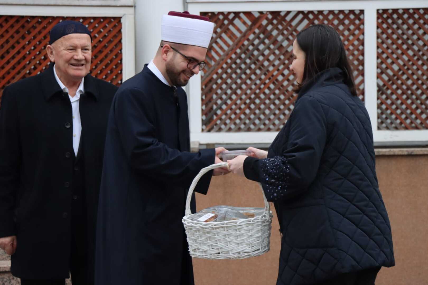 Načelnica Benjamina Karić počastila sugrađane bajramskim baklavama ispred džamije Grbavica II - slika 8