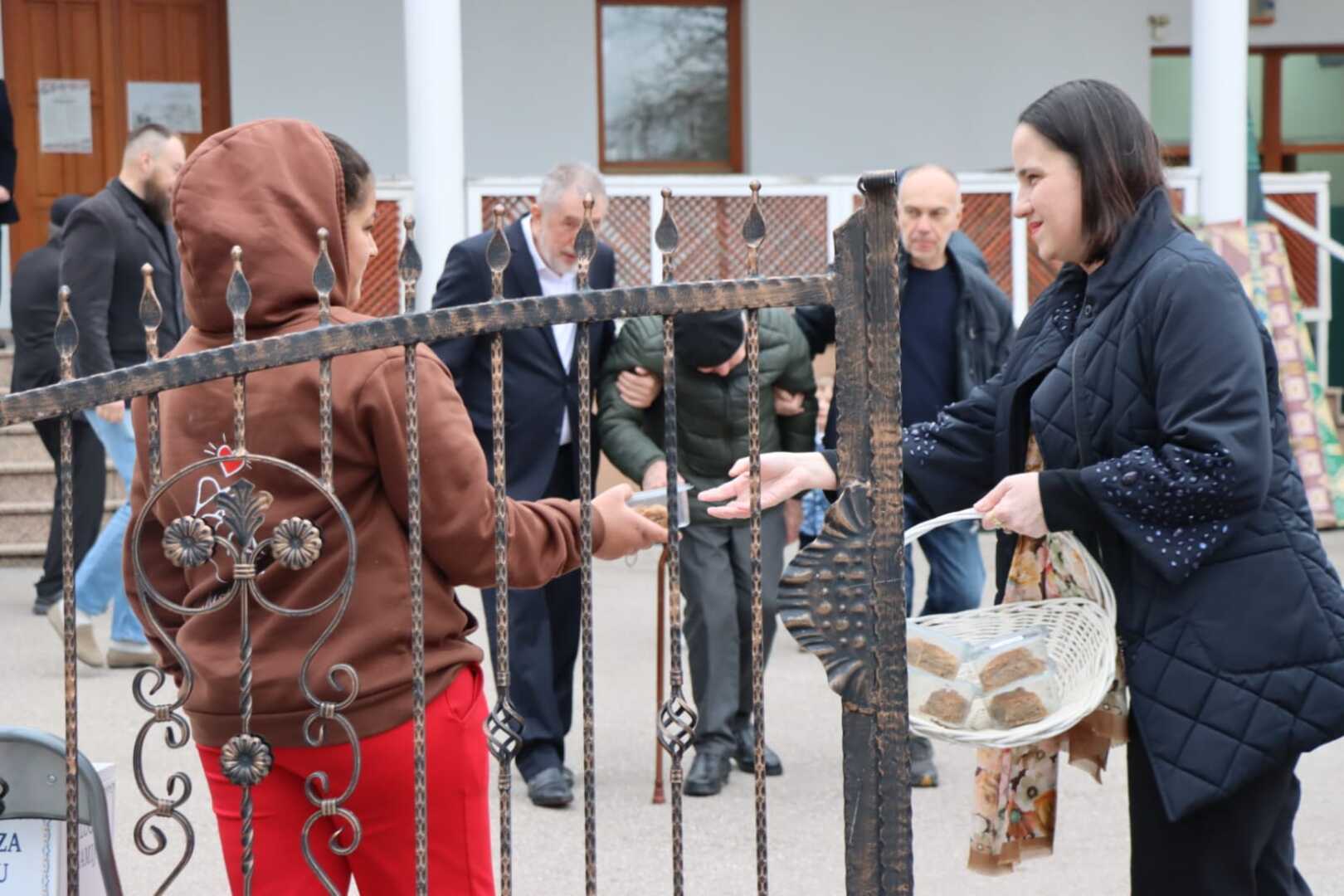 Načelnica Benjamina Karić počastila sugrađane bajramskim baklavama ispred džamije Grbavica II - slika 4