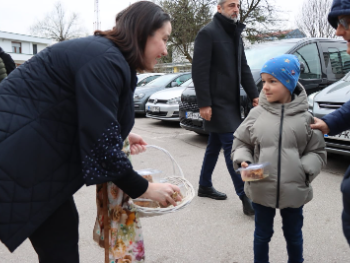Načelnica Benjamina Karić počastila sugrađane bajramskim baklavama ispred džamije Grbavica II