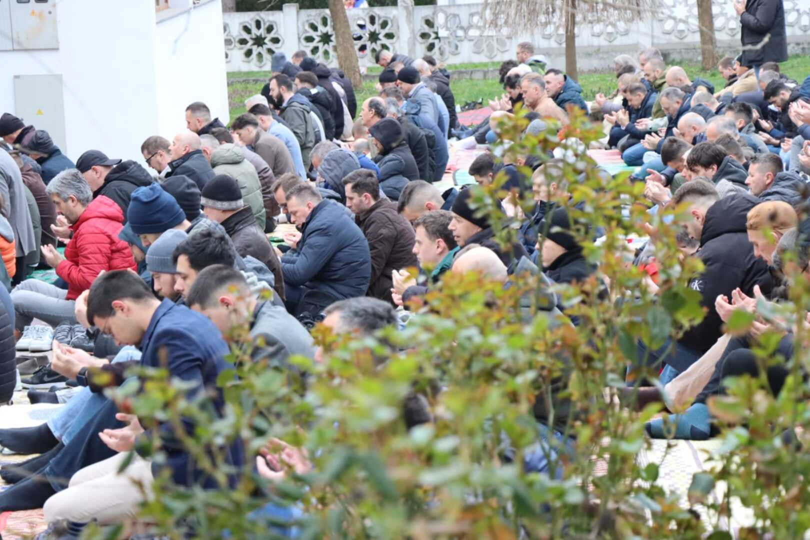 Načelnica Benjamina Karić počastila sugrađane bajramskim baklavama ispred džamije Grbavica II - slika 3