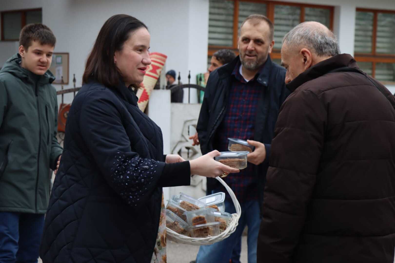 Načelnica Benjamina Karić počastila sugrađane bajramskim baklavama ispred džamije Grbavica II - slika 2