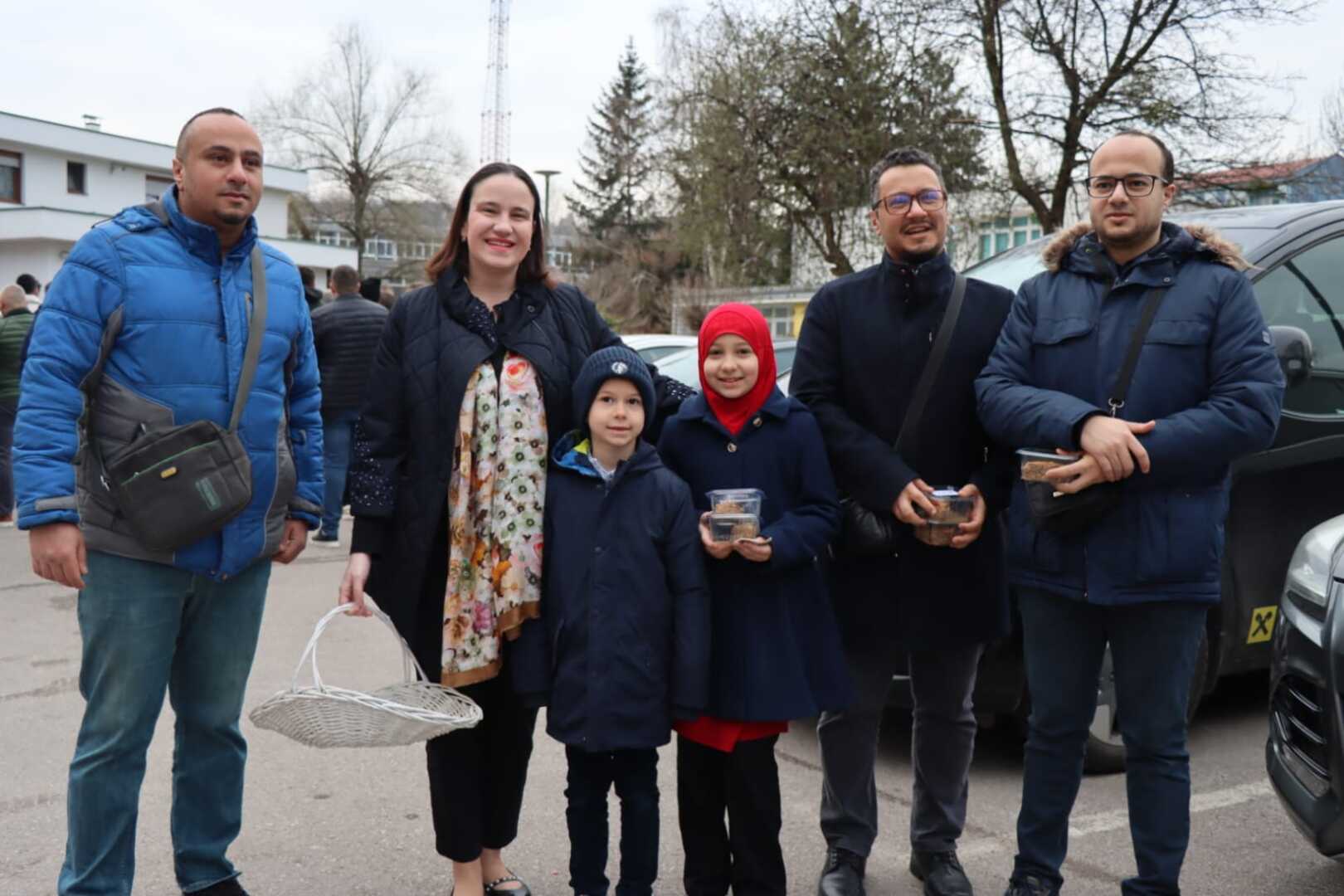 Načelnica Benjamina Karić počastila sugrađane bajramskim baklavama ispred džamije Grbavica II - slika 5