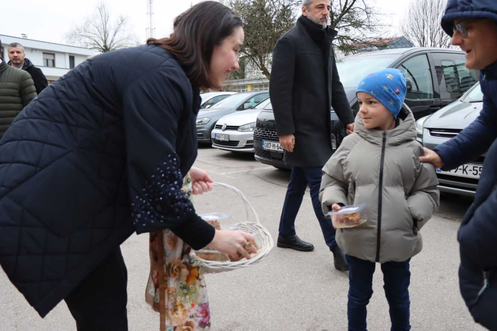 Načelnica Benjamina Karić počastila sugrađane bajramskim baklavama ispred džamije Grbavica II - slika 9